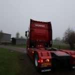Rode scania vrachtwagen