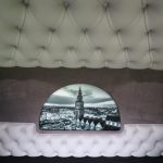 Speakers installatie vrachtwagen cabine achterwand